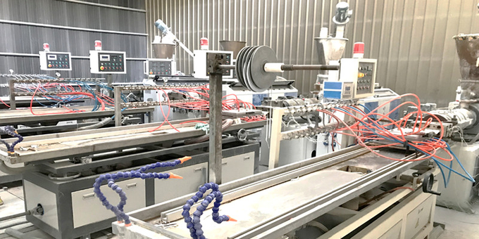 Placa plástica de Wpc do parafuso gêmeo que faz a máquina 5 da fabricação do painel de parede da folha do PVC da máquina